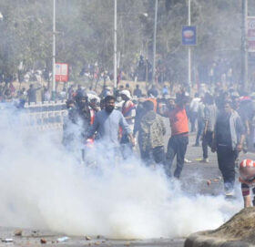 तीनकुनेमा राजावादीको हिंसात्मक प्रदर्शन : ७ प्रहरीसहित ८ जना घाइते