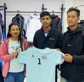 पत्रकार गिरीले दिए खेलाडीलाई खेल पोशाक