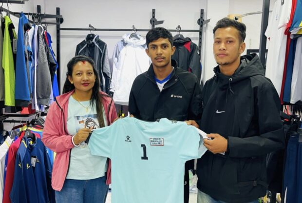 पत्रकार गिरीले दिए खेलाडीलाई खेल पोशाक