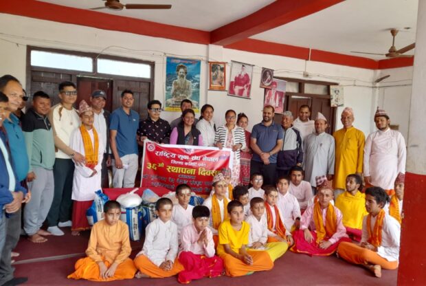 राष्ट्रिय युवा संघ पर्वतद्वारा गुप्तेश्वर संस्कृत पाठशालामा खाद्यान्न वितरण