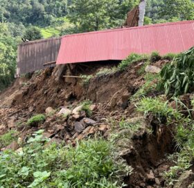 पर्वतको ठानामौला खाल्टेमा पहिरोले आठ घर गोठ भत्किए, १० घर उच्च जोखिममा