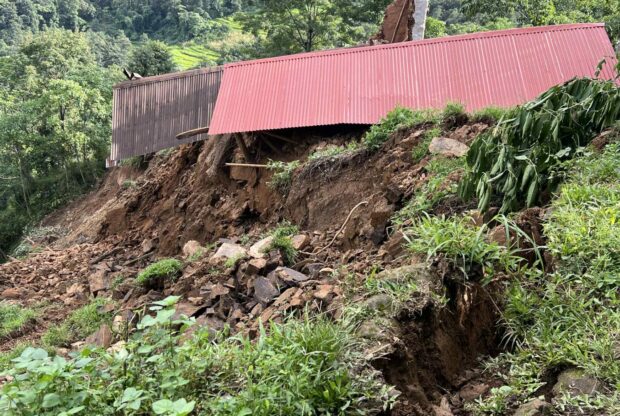 पर्वतको ठानामौला खाल्टेमा पहिरोले आठ घर गोठ भत्किए, १० घर उच्च जोखिममा
