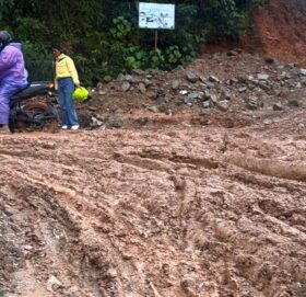 निर्माण व्यावसायिको लापरवाहीले सिल्मी ठूलीपोखरी सडकमा जोखिम बढ्यो