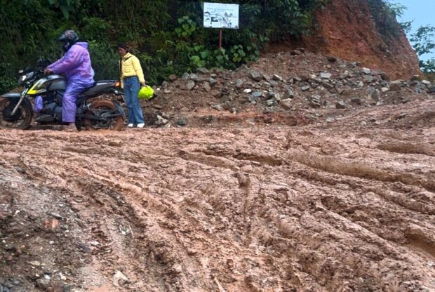 निर्माण व्यावसायिको लापरवाहीले सिल्मी ठूलीपोखरी सडकमा जोखिम बढ्यो