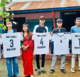 अमेरिका निवासी पत्रकार बैकुण्ठ गिरीद्वारा खेलाडीहरुलाई जर्सी सहयोग