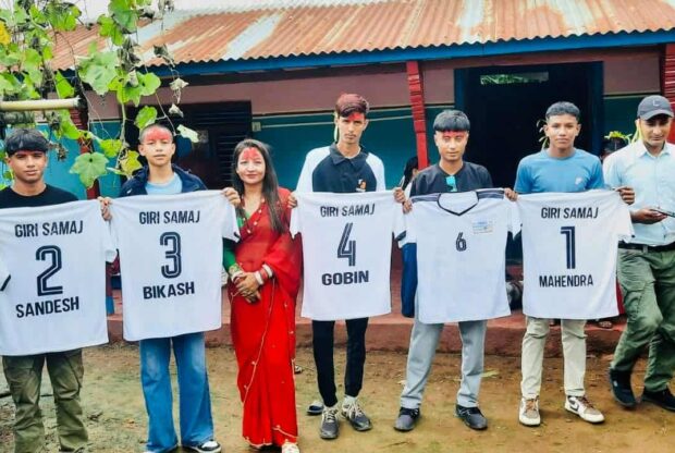 अमेरिका निवासी पत्रकार बैकुण्ठ गिरीद्वारा खेलाडीहरुलाई जर्सी सहयोग