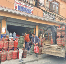 पर्वतको कुश्मामा ग्यासको कृत्रिम अभाव, प्रशासनको अनुगमन फितलो