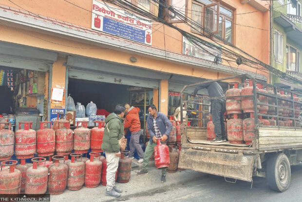 पर्वतको कुश्मामा ग्यासको कृत्रिम अभाव, प्रशासनको अनुगमन फितलो